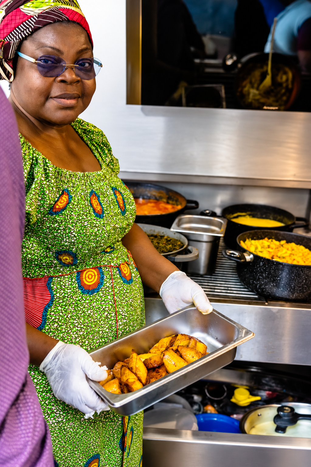 La maman d’Africa’Touch présentant un plat d’alloco